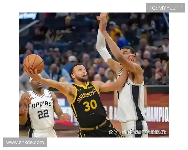 勇士在惊心动魄的对决中以129比128险胜掘金展现强大韧性与团队合作精神